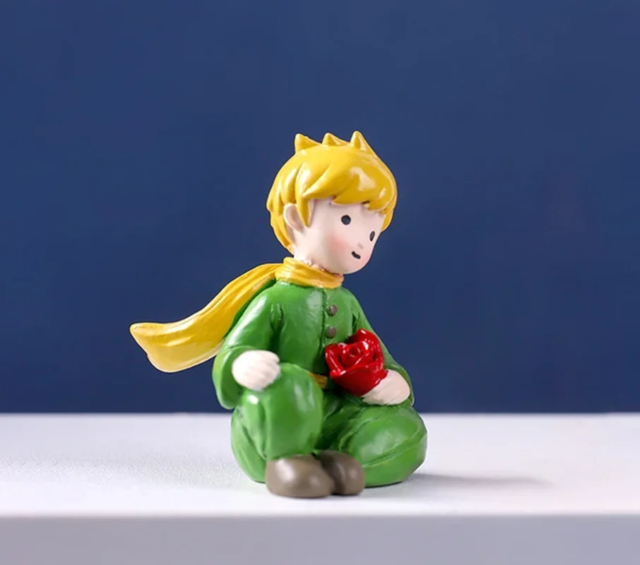 مجسمه شازده کوچولو نشسته گل در دست